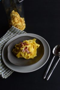 Carbonara mit Speck, Ei und Käse