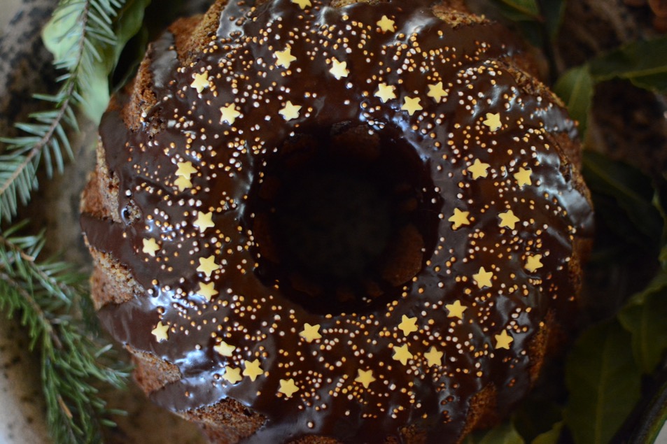 Weihnachtlicher Gewürzgugelhupf mit Nüssen - nudlholz.at