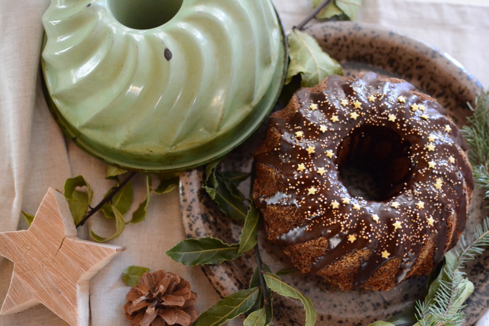 Weihnachtlicher Gewürzgugelhupf mit Nüssen - nudlholz.at