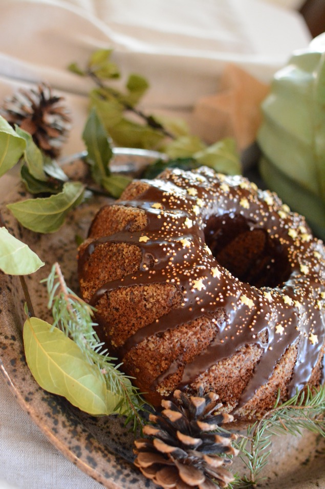 Weihnachtlicher Gewürzgugelhupf mit Nüssen - nudlholz.at