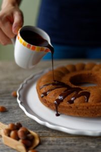 Nougatkuchen mit Schokoladensauce