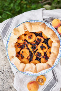 Marillengalette mit Schwarzbeeren